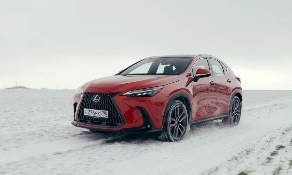Фото Lexus NX 250 — вид спереди, фото 4. Передок в красном исполнении — крупная светотехника и выразительный бампер Lexus NX 250 — вид спереди, фото 4