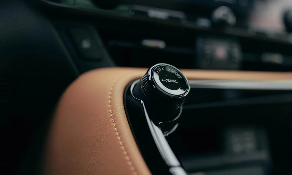 Фото Lexus NX 250 — селектор коробки передач. Управление коробкой: компактный селектор освобождает место на тоннеле. Автохолд удерживает машину на светофоре без ноги на тормозе Lexus NX 250 — селектор коробки передач