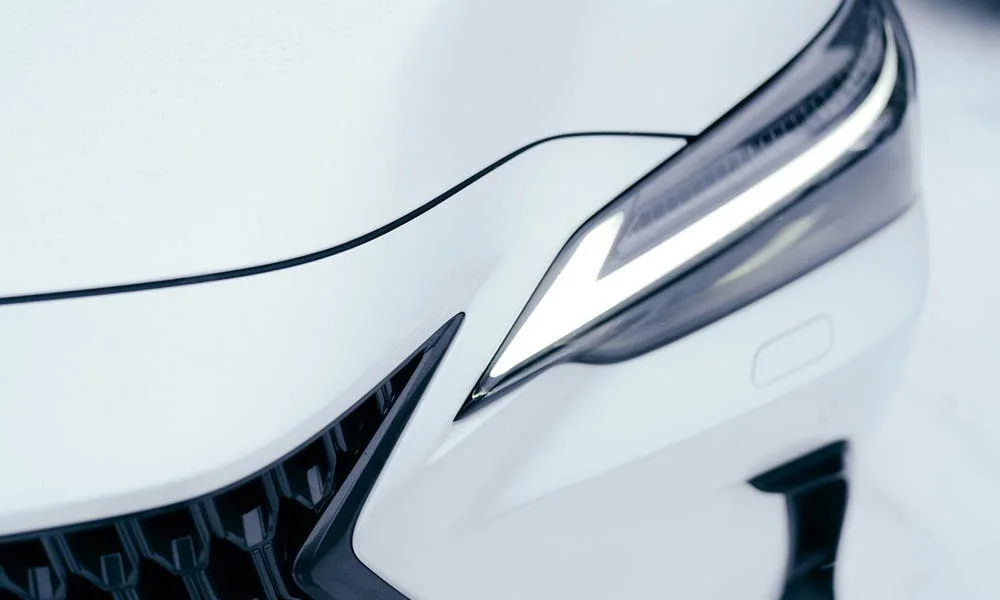 Фото Lexus NX 250 — решётка радиатора. Фирменный рисунок облицовки — визитная карточка марки. Активные жалюзи за решёткой закрываются на трассе ради аэродинамики — есть у ряда моделей Lexus NX 250 — решётка радиатора