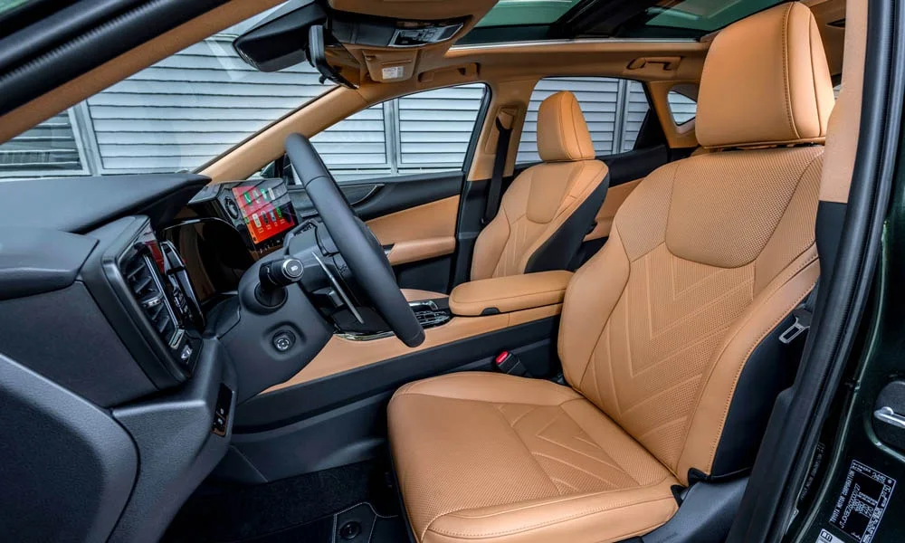 Фото Lexus NX 250 — интерьер. Общий план салона: архитектура панели, консоль и кресла. Уровень отделки читается по стыкам панелей и мягким поверхностям в зонах касания Lexus NX 250 — интерьер