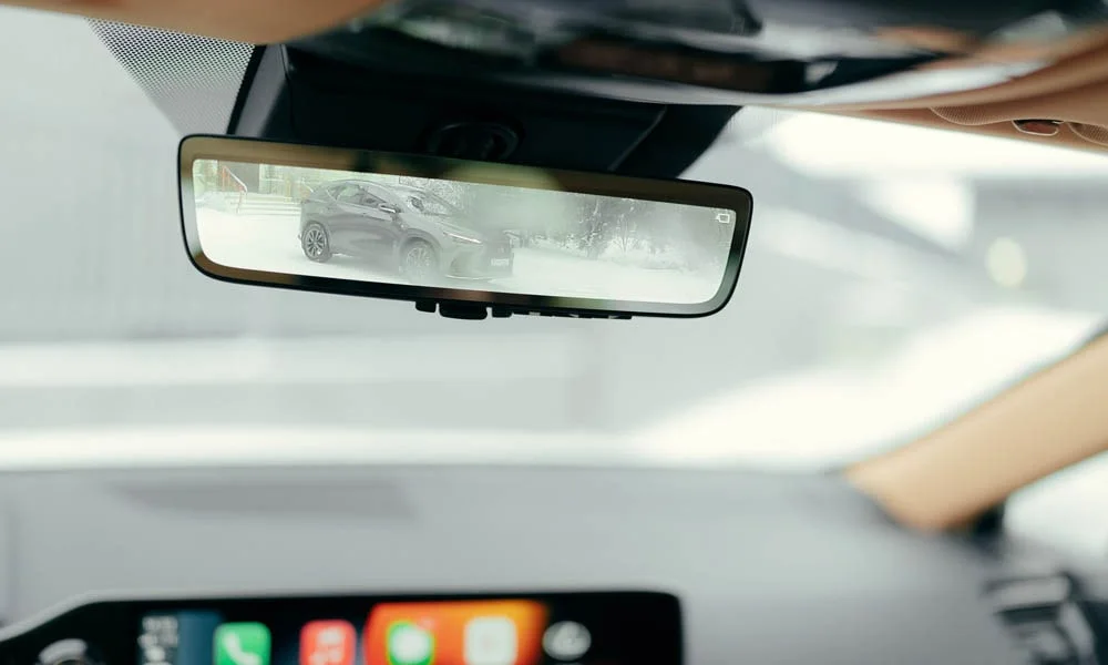 Фото Lexus NX 250 — интерьер, фото 3. Общий план салона: архитектура панели, консоль и кресла. Светлая гамма зрительно расширяет салон, тёмная — практичнее в уходе Lexus NX 250 — интерьер, фото 3