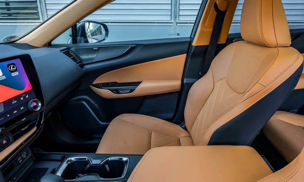 Фото Lexus NX 250 — интерьер, фото 4. Общий план салона: архитектура панели, консоль и кресла. Светлая гамма зрительно расширяет салон, тёмная — практичнее в уходе Lexus NX 250 — интерьер, фото 4
