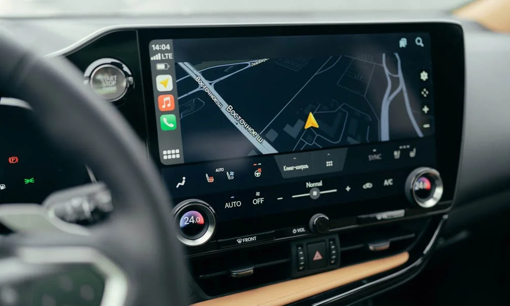Фото Lexus NX 250 — экран мультимедиа. Интерфейс медиасистемы крупным планом. Быстрота отклика интерфейса важнее диагонали — оцените её на тест-драйве Lexus NX 250 — экран мультимедиа