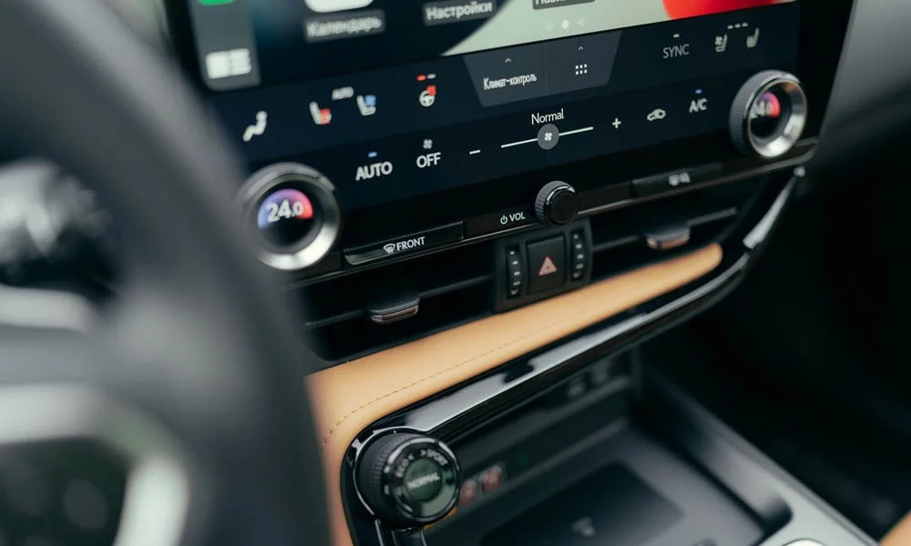 Фото Lexus NX 250 — экран мультимедиа, фото 2. Интерфейс медиасистемы крупным планом Lexus NX 250 — экран мультимедиа, фото 2