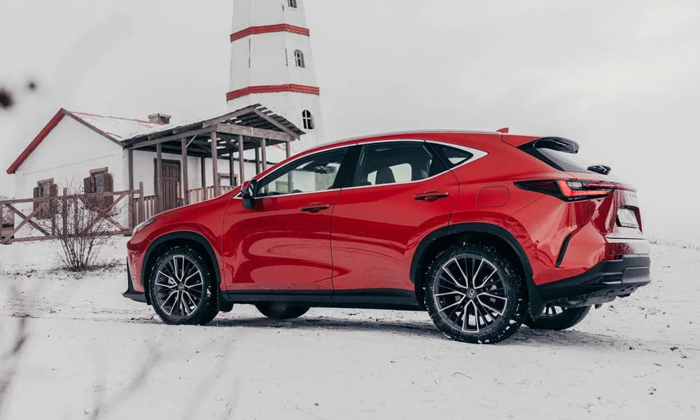 Фото Lexus NX 250 — вид сзади, фото 5. Корма в красном цвете: графика фонарей и пластика пятой двери. Светодиодная полоса или раздельные секции — задняя оптика стала главным украшением кормы Lexus NX 250 — вид сзади, фото 5