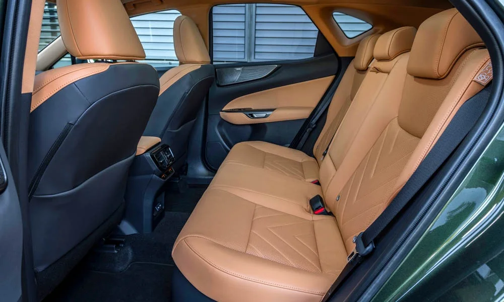 Фото Lexus NX 250 — задние сиденья, фото 2. Посадка второго ряда: подголовники и подлокотник Lexus NX 250 — задние сиденья, фото 2