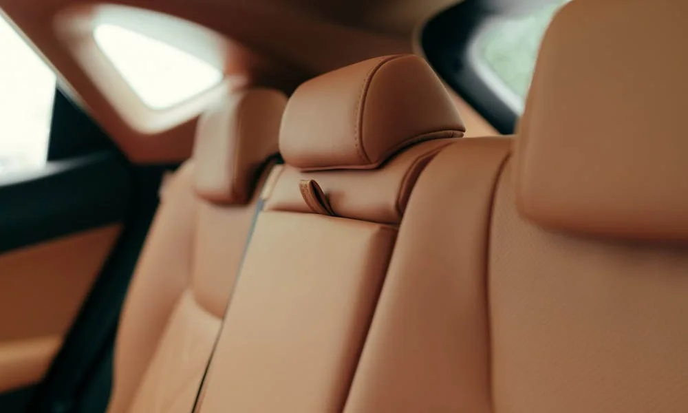 Фото Lexus NX 250 — задние сиденья, фото 3. Посадка второго ряда: подголовники и подлокотник. Крепления ISOFIX для детских кресел — в основании спинки Lexus NX 250 — задние сиденья, фото 3