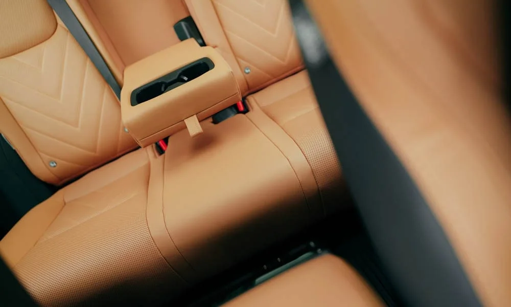 Фото Lexus NX 250 — задние сиденья, фото 4. Посадка второго ряда: подголовники и подлокотник. Крепления ISOFIX для детских кресел — в основании спинки Lexus NX 250 — задние сиденья, фото 4