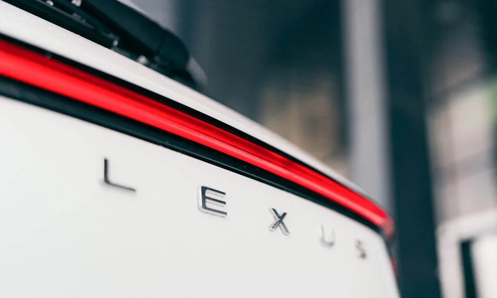 Фото Lexus NX 250 — крыша. Крыша сверху: остекление, рейлинги и антенна-плавник. Рейлинги рассчитаны на поперечины для бокса или велокреплений Lexus NX 250 — крыша