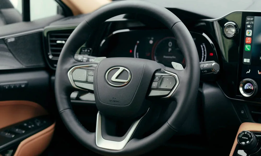 Фото Lexus NX 250 — руль. Обшивка обода и компоновка спиц крупным планом Lexus NX 250 — руль