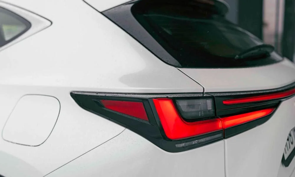 Фото Lexus NX 250 — задние фонари. Графика секций крупным планом — ночная подпись модели. Динамические поворотники с бегущей индикацией встречаются в старших комплектациях Lexus NX 250 — задние фонари
