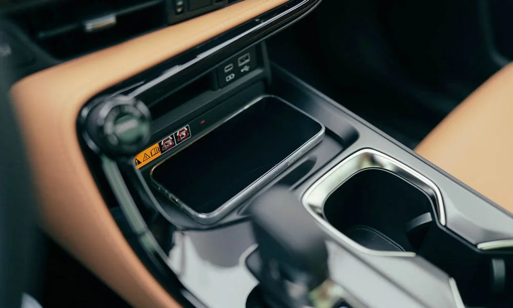 Фото Lexus NX 250 — беспроводная зарядка. Площадка для смартфона: зарядка без проводов Lexus NX 250 — беспроводная зарядка