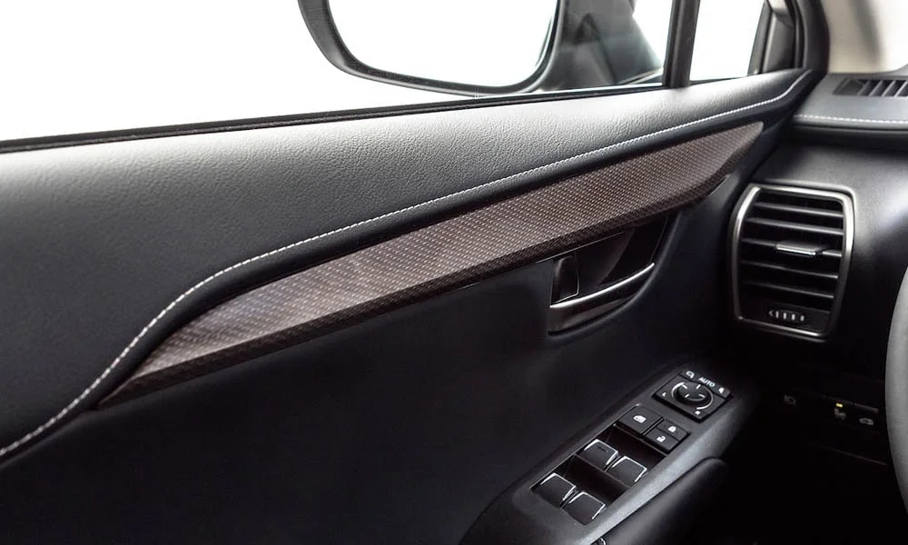Фото Lexus NX 300 — дверная карта. Дверная карта в светло-серой отделке: подлокотник, динамик и блок стеклоподъёмников Lexus NX 300 — дверная карта