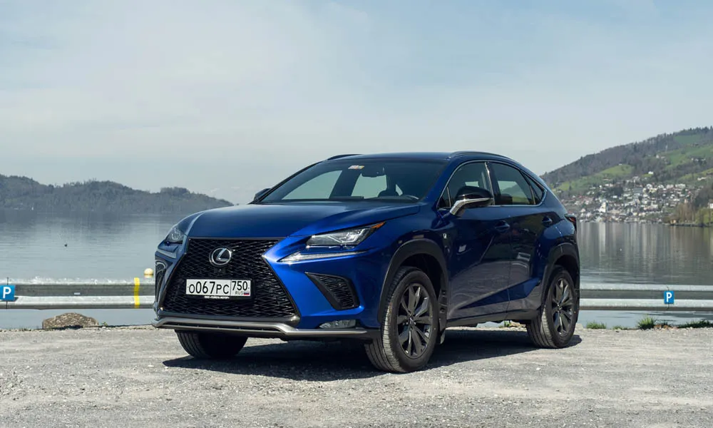 Фото Lexus NX 300 — вид спереди, фото 6. Оптика, решётка и бампер — первое впечатление о модели. Дневные ходовые огни включаются автоматически с запуском Lexus NX 300 — вид спереди, фото 6