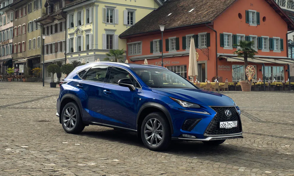 Фото Lexus NX 300 — вид спереди, фото 7. Оптика, решётка и бампер — первое впечатление о модели. Рисунок ходовых огней — подпись модели, по нему её узнают в потоке Lexus NX 300 — вид спереди, фото 7