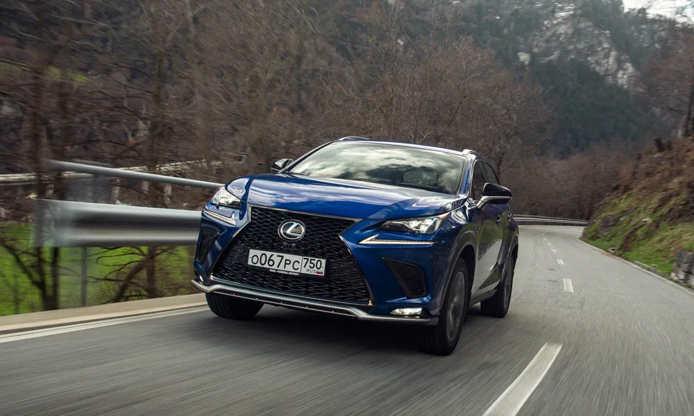 Фото Lexus NX 300 — вид спереди, фото 8. Передок в синем исполнении — крупная светотехника и выразительный бампер. Дневные ходовые огни включаются автоматически с запуском Lexus NX 300 — вид спереди, фото 8
