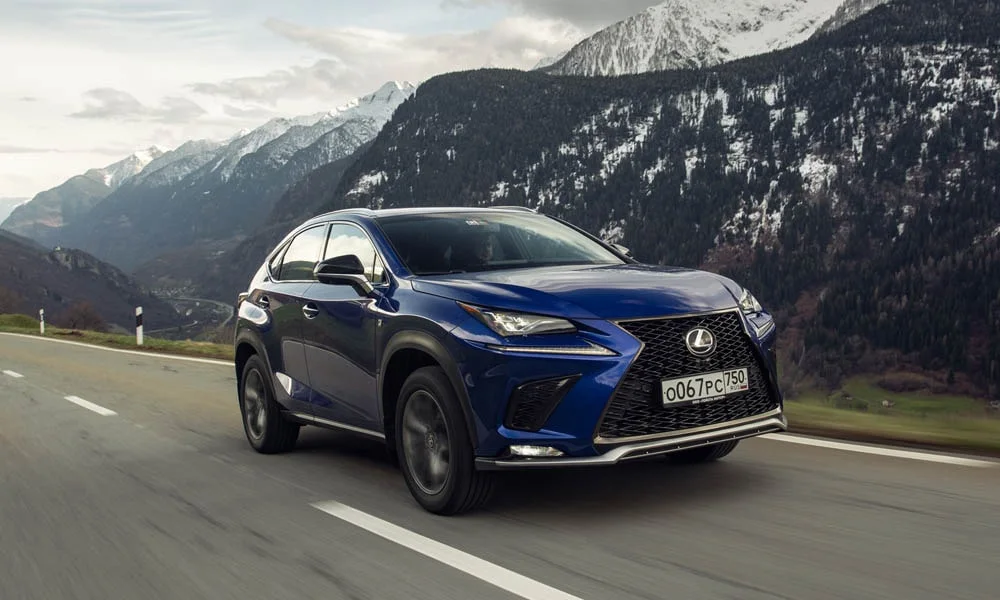 Фото Lexus NX 300 — вид спереди, фото 9. Анфас: пропорции капота, посадка кузова и графика ходовых огней Lexus NX 300 — вид спереди, фото 9