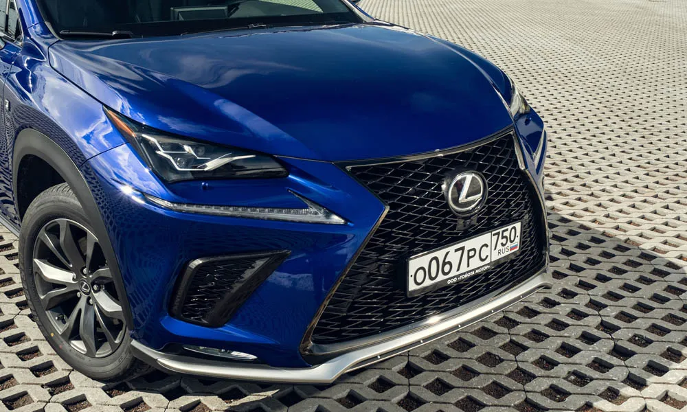 Фото Lexus NX 300 — вид спереди, фото 10. Синий кузов, строгая симметрия оптики — базовый ракурс знакомства с дизайном Lexus NX 300 — вид спереди, фото 10