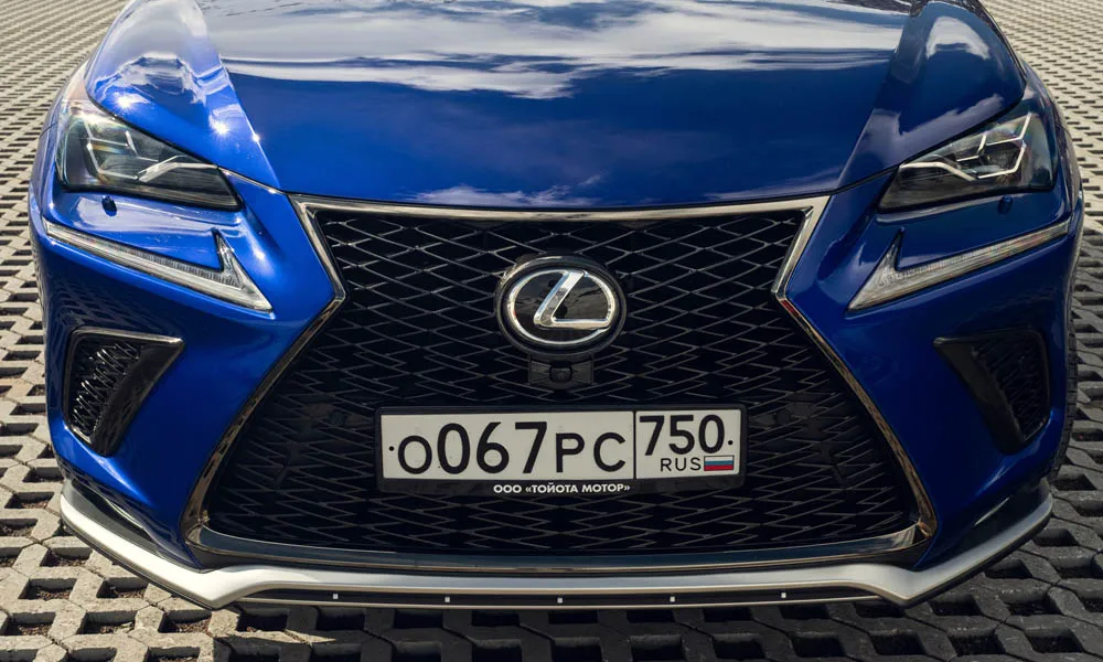 Фото Lexus NX 300 — решётка радиатора. Фирменный рисунок облицовки — визитная карточка марки Lexus NX 300 — решётка радиатора