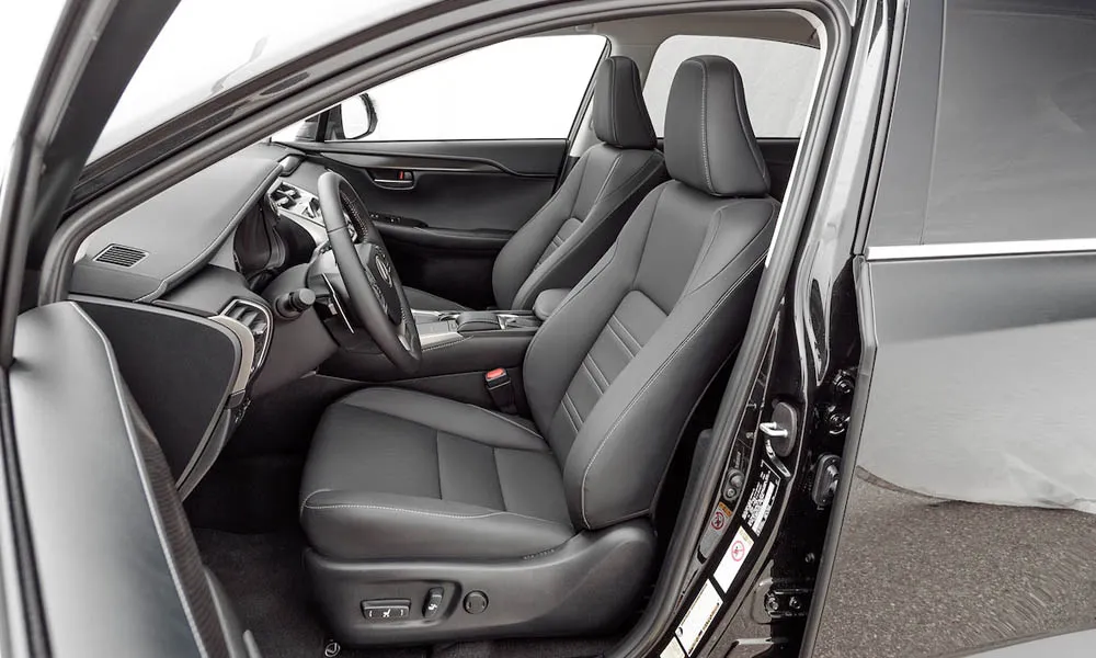Фото Lexus NX 300 — интерьер. Общий план салона: архитектура панели, консоль и кресла. Уровень отделки читается по стыкам панелей и мягким поверхностям в зонах касания Lexus NX 300 — интерьер