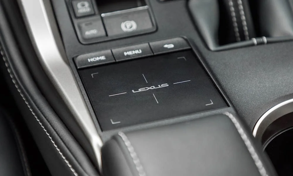 Фото Lexus NX 300 — интерьер, фото 2. Общий план салона: архитектура панели, консоль и кресла Lexus NX 300 — интерьер, фото 2