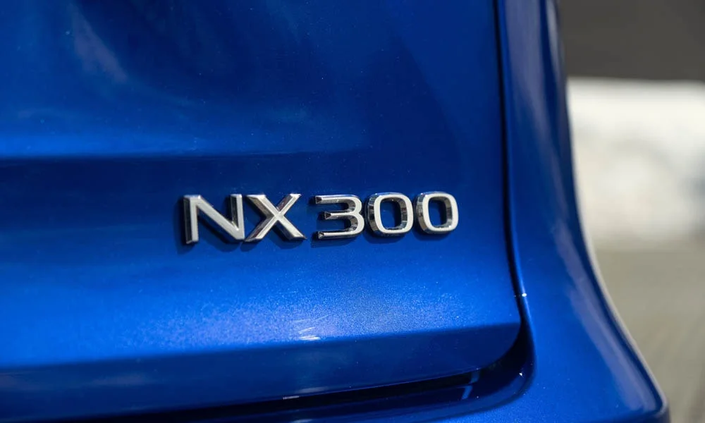 Фото Lexus NX 300 — интерьер, фото 3. Общий план салона: архитектура панели, консоль и кресла. Уровень отделки читается по стыкам панелей и мягким поверхностям в зонах касания Lexus NX 300 — интерьер, фото 3