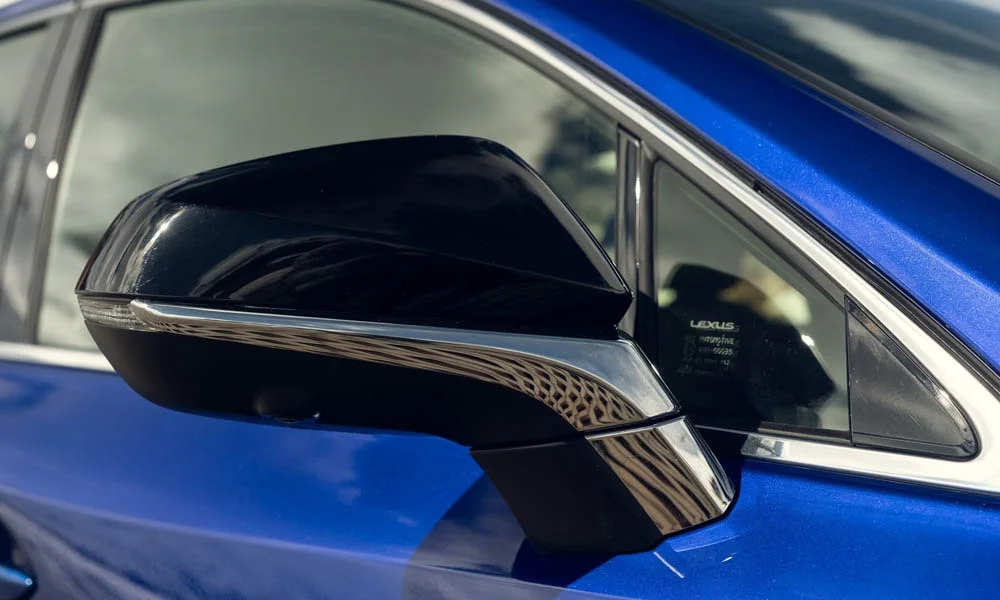 Фото Lexus NX 300 — наружное зеркало. Корпус зеркала в цвет кузова или контрастный чёрный — зависит от комплектации Lexus NX 300 — наружное зеркало