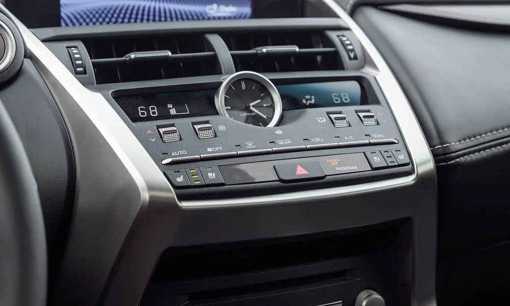 Фото Lexus NX 300 — экран мультимедиа. Интерфейс медиасистемы крупным планом. Поддержка смартфонов и обновления «по воздуху» — ключевые вопросы к медиасистеме; наличие русификации уточняйте у дилера Lexus NX 300 — экран мультимедиа