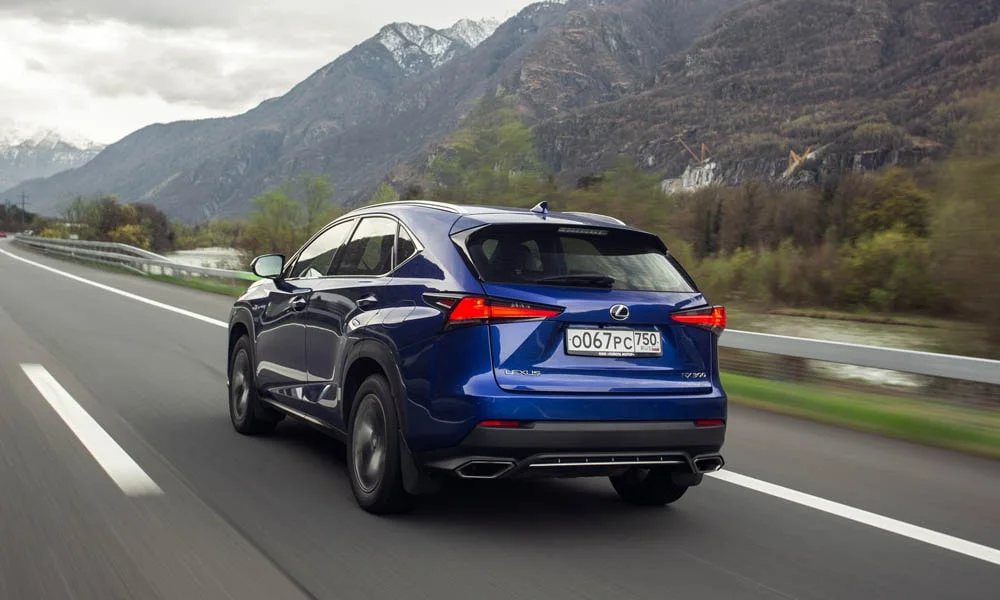 Фото Lexus NX 300 — вид сзади, фото 6. Графика фонарей, бампер и оформление пятой двери. Насадки выхлопа или их имитация внизу бампера различают версии Lexus NX 300 — вид сзади, фото 6