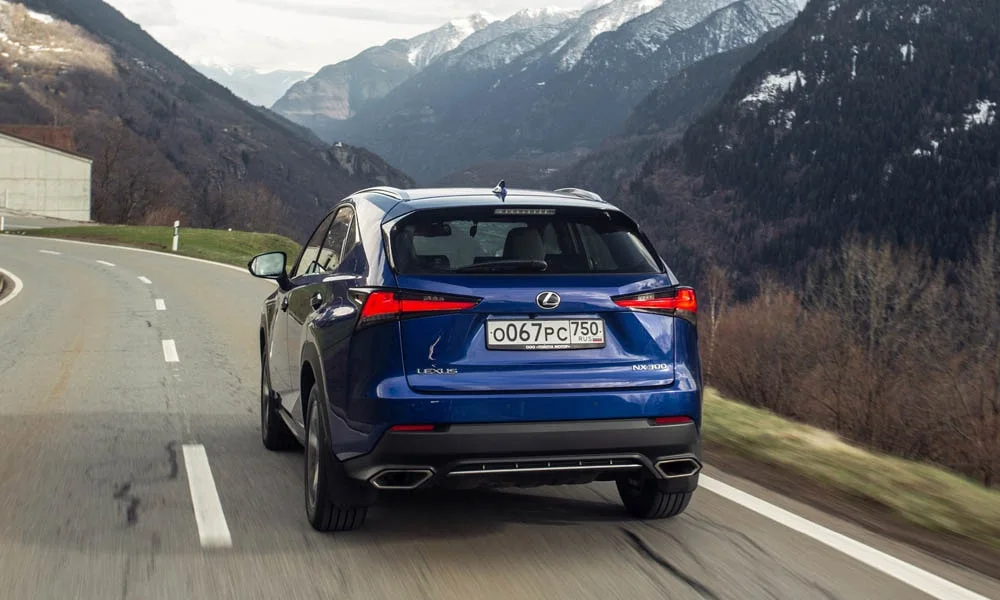 Фото Lexus NX 300 — вид сзади, фото 7. Корма в синем цвете: графика фонарей и пластика пятой двери. Светодиодная полоса или раздельные секции — задняя оптика стала главным украшением кормы Lexus NX 300 — вид сзади, фото 7