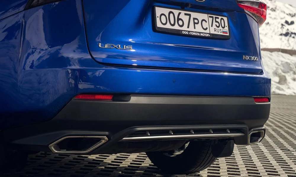 Фото Lexus NX 300 — вид сзади, фото 8. Графика фонарей, бампер и оформление пятой двери Lexus NX 300 — вид сзади, фото 8
