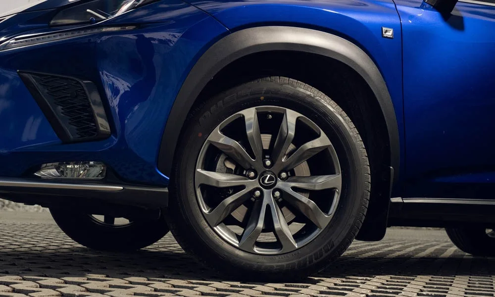 Фото Lexus NX 300 — колесо и диск. Дизайн спиц и профиль резины крупным планом. Индекс скорости и нагрузки читается на боковине шины Lexus NX 300 — колесо и диск