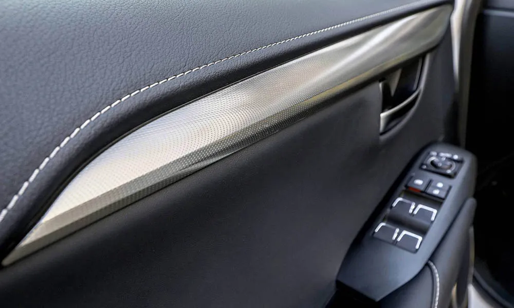 Фото Lexus NX 300h — дверная карта. Дверная карта в светло-серой отделке: подлокотник, динамик и блок стеклоподъёмников Lexus NX 300h — дверная карта