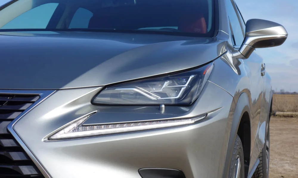 Фото Lexus NX 300h — вид спереди, фото 4. Анфас: пропорции капота, посадка кузова и графика ходовых огней. Дневные ходовые огни включаются автоматически с запуском Lexus NX 300h — вид спереди, фото 4
