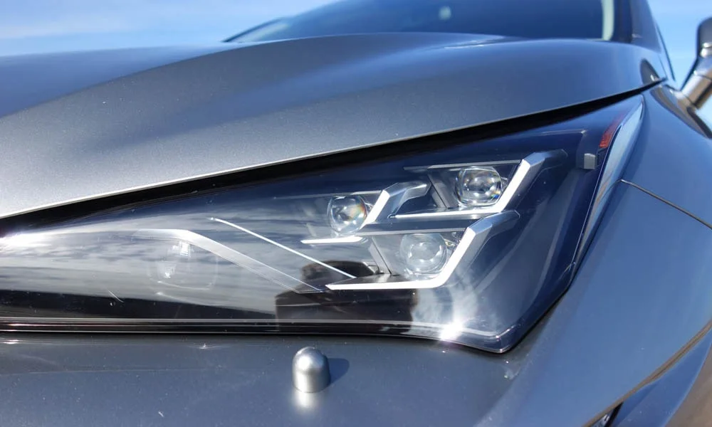 Фото Lexus NX 300h — вид спереди, фото 5. Анфас: пропорции капота, посадка кузова и графика ходовых огней. Рисунок ходовых огней — подпись модели, по нему её узнают в потоке Lexus NX 300h — вид спереди, фото 5