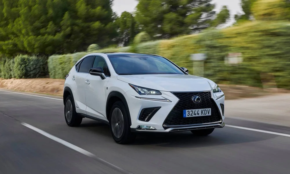 Фото Lexus NX 300h — вид спереди, фото 6. Передок в белом исполнении — крупная светотехника и выразительный бампер. Дневные ходовые огни включаются автоматически с запуском Lexus NX 300h — вид спереди, фото 6