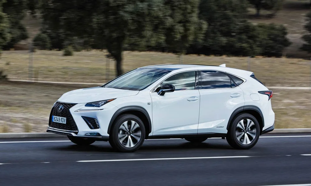 Фото Lexus NX 300h — вид спереди, фото 8. Передок в белом исполнении — крупная светотехника и выразительный бампер. Рисунок ходовых огней — подпись модели, по нему её узнают в потоке Lexus NX 300h — вид спереди, фото 8
