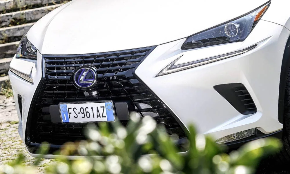Фото Lexus NX 300h — вид спереди, фото 10. Анфас: пропорции капота, посадка кузова и графика ходовых огней. Дневные ходовые огни включаются автоматически с запуском Lexus NX 300h — вид спереди, фото 10