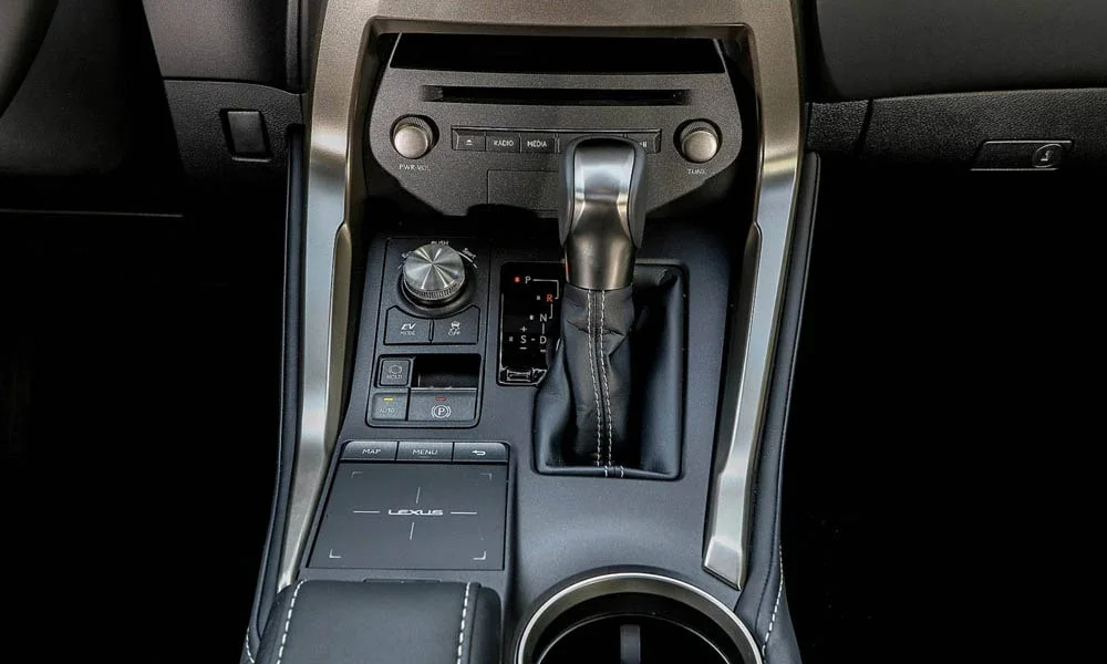 Фото Lexus NX 300h — селектор коробки передач. Селектор трансмиссии на центральной консоли. Автохолд удерживает машину на светофоре без ноги на тормозе Lexus NX 300h — селектор коробки передач
