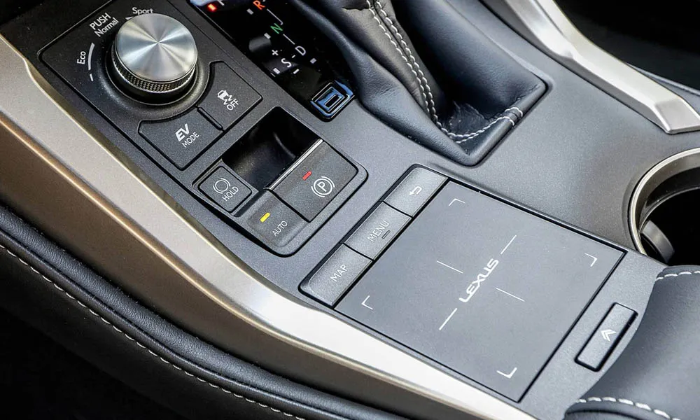 Фото Lexus NX 300h — селектор коробки передач, фото 2. Селектор трансмиссии на центральной консоли Lexus NX 300h — селектор коробки передач, фото 2