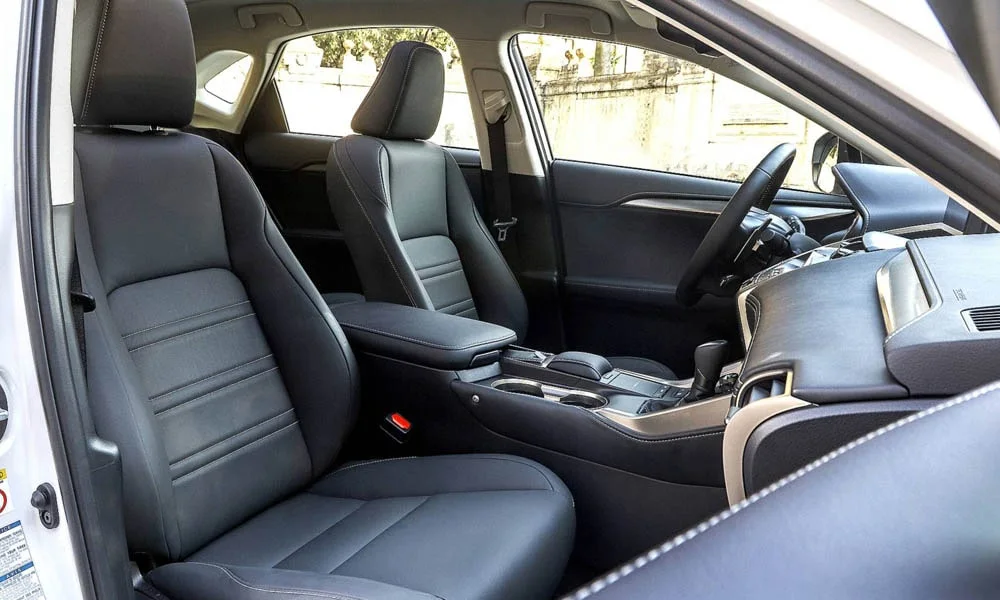 Фото Lexus NX 300h — интерьер. Общий план салона: архитектура панели, консоль и кресла. Уровень отделки читается по стыкам панелей и мягким поверхностям в зонах касания Lexus NX 300h — интерьер