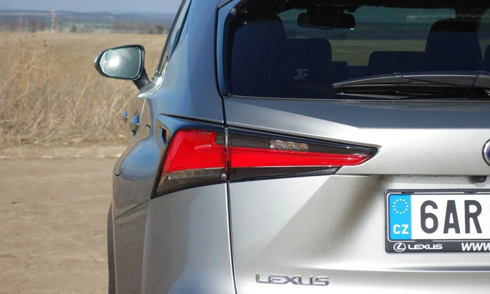 Фото Lexus NX 300h — вид сзади, фото 3. Графика фонарей, бампер и оформление пятой двери Lexus NX 300h — вид сзади, фото 3