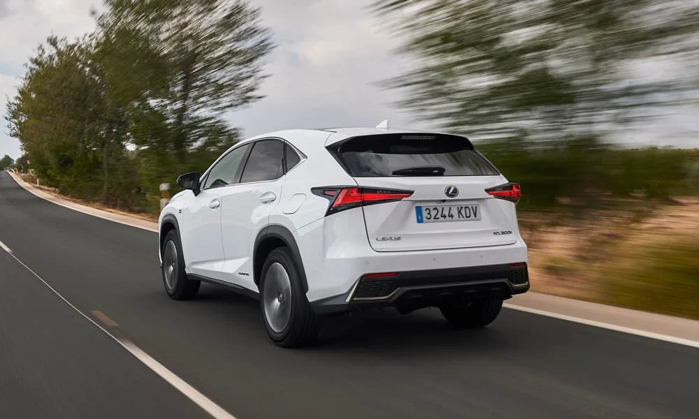 Фото Lexus NX 300h — вид сзади, фото 4. Белый кузов сзади — фонари и бампер определяют ночной образ модели. Насадки выхлопа или их имитация внизу бампера различают версии Lexus NX 300h — вид сзади, фото 4