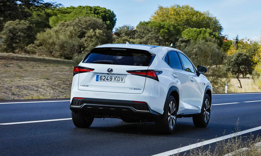 Фото Lexus NX 300h — вид сзади, фото 5. Графика фонарей, бампер и оформление пятой двери. Насадки выхлопа или их имитация внизу бампера различают версии Lexus NX 300h — вид сзади, фото 5