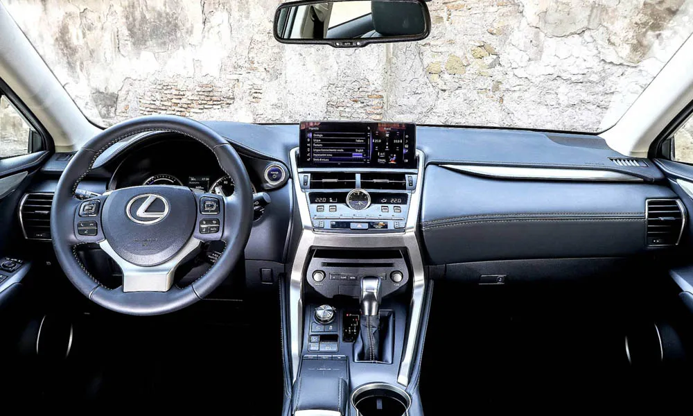 Фото Lexus NX 300h — руль. Обшивка обода и компоновка спиц крупным планом Lexus NX 300h — руль