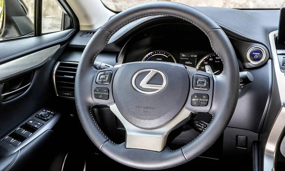Фото Lexus NX 300h — руль, фото 2. Обшивка обода и компоновка спиц крупным планом. Правильная посадка: руки на «9 и 3», приборы читаются поверх обода Lexus NX 300h — руль, фото 2