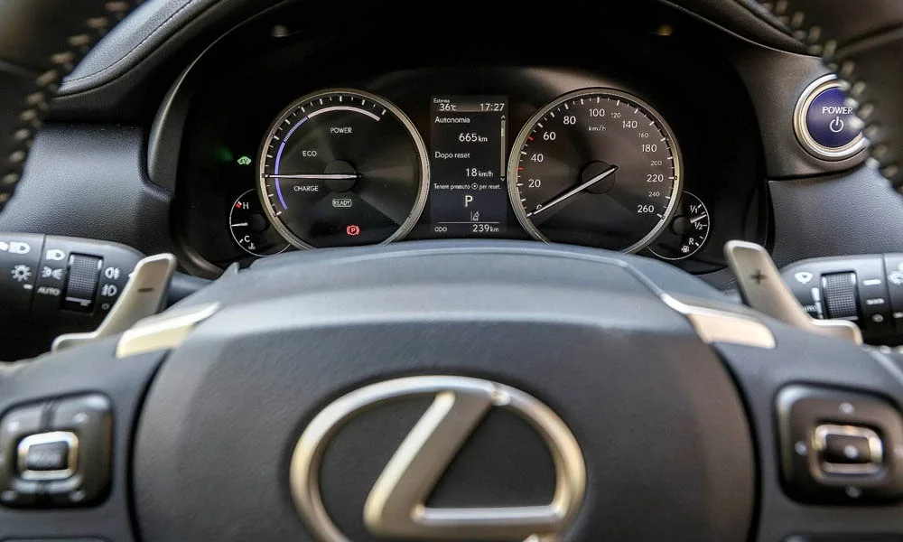 Фото Lexus NX 300h — руль, фото 3. Обшивка обода и компоновка спиц крупным планом Lexus NX 300h — руль, фото 3