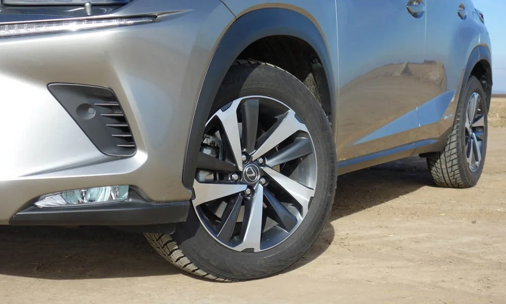 Фото Lexus NX 300h — колесо и диск. Дизайн спиц и профиль резины крупным планом Lexus NX 300h — колесо и диск