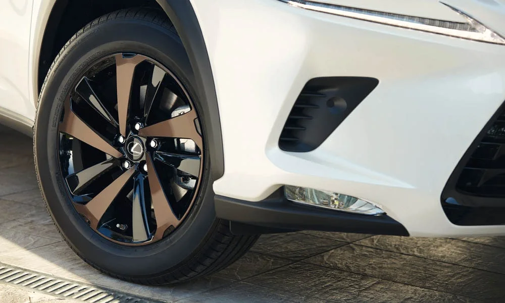 Фото Lexus NX 300h — колесо и диск, фото 2. Дизайн спиц и профиль резины крупным планом. При подборе зимнего комплекта сохраняйте наружный диаметр колеса Lexus NX 300h — колесо и диск, фото 2