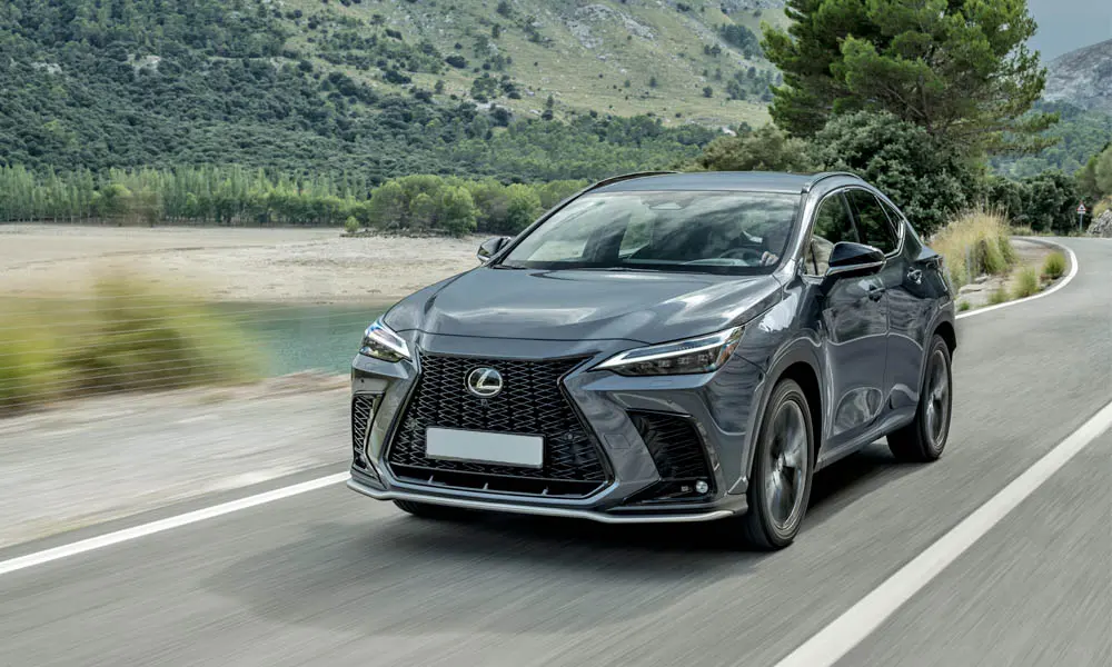 Фото Lexus NX 350 — вид спереди, фото 3. Серый кузов, строгая симметрия оптики — базовый ракурс знакомства с дизайном. Дневные ходовые огни включаются автоматически с запуском Lexus NX 350 — вид спереди, фото 3
